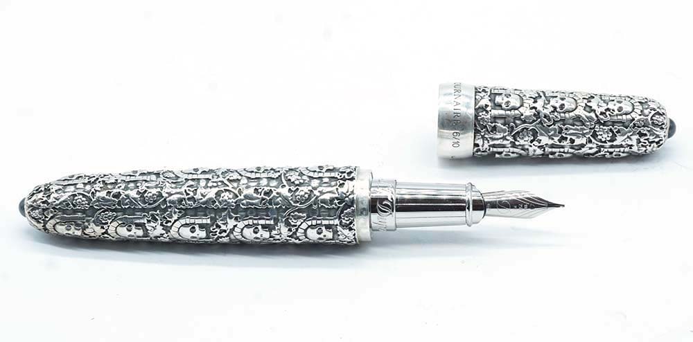 S.T. DUPONT "CATACOMBES": Description française: S.T. DUPONT "CATACOMBES" Rare stylo à plume par Philippe TOURNAIRE pour S.T Dupont édition limitée "Catacombes black diamond" à 10 exemplaires. Numé