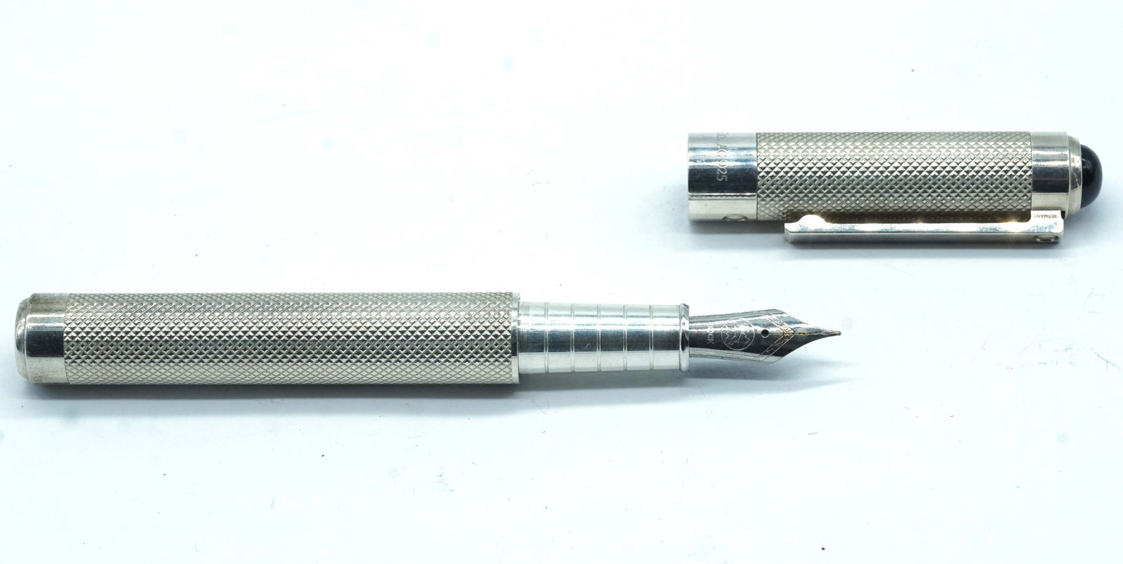 TIFFANY & CO "DIAMOND POINT": Description française: TIFFANY & CO "DIAMOND POINT" Stylo à plume Tiffany & Co collection "Diamond Point", argent sterling. À cartouches. Sans boîte. English Description: