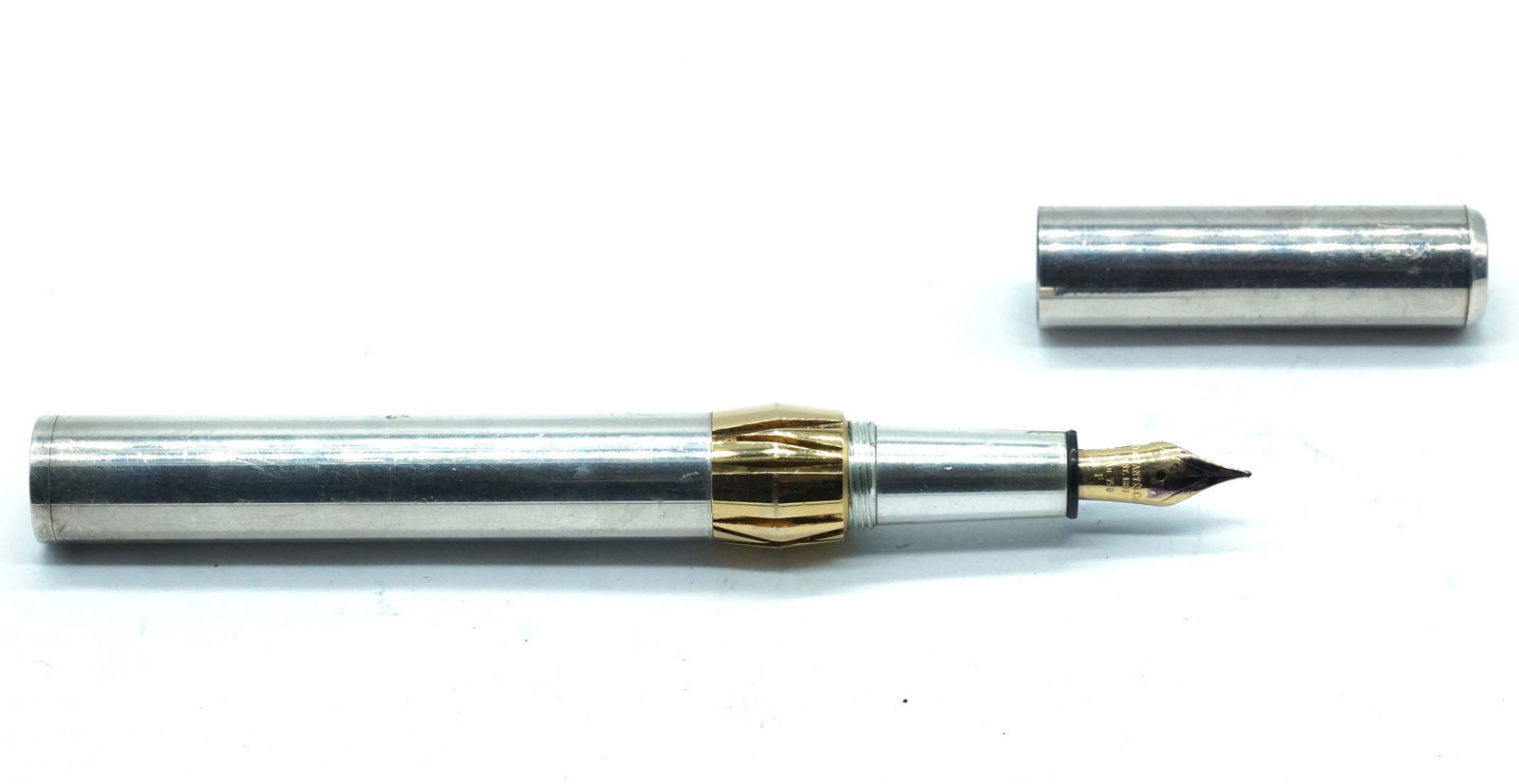 TIFFANY & CO "ATLAS": Description française: TIFFANY & CO "ATLAS" Stylo à plume Tiffany & Co "Atlas", argent sterling. Motif de chiffres romains inspiré de l'horloge emblématique du magasin de la