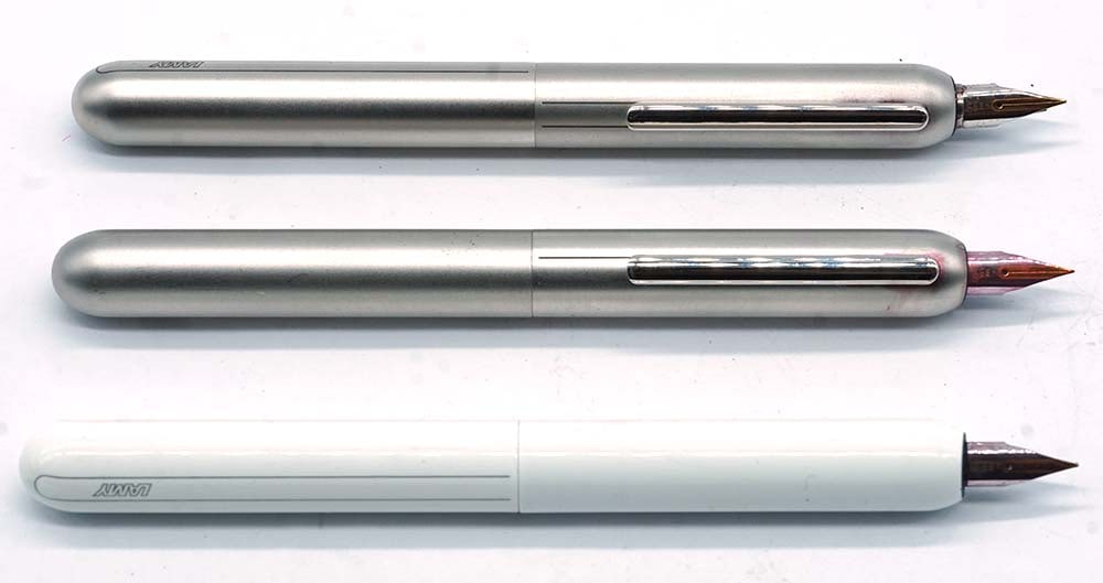 LAMY "DIALOG 3": Description française: LAMY "DIALOG 3" Ensemble de 3 stylos à plume Lamy "Dialog 3", plumes rétractables. Couleur métallique et blanche. Plume or 14k, tailles F (x2) et EF,