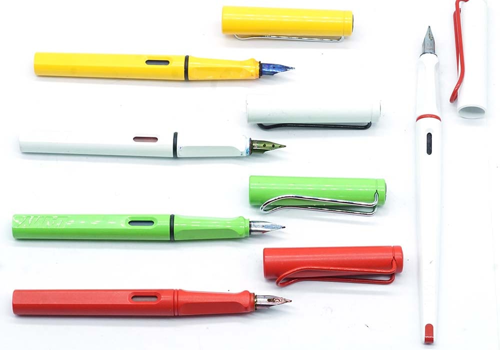 LAMY "SAFARI" & "CALLIGRAPHY": Description française: LAMY "SAFARI" & "CALLIGRAPHY" Ensemble de 4 stylos à plume Lamy "Safari", couleurs vert jaune rouge et blanc. Plumes taille F, à cartouches. Sans boîte. On y