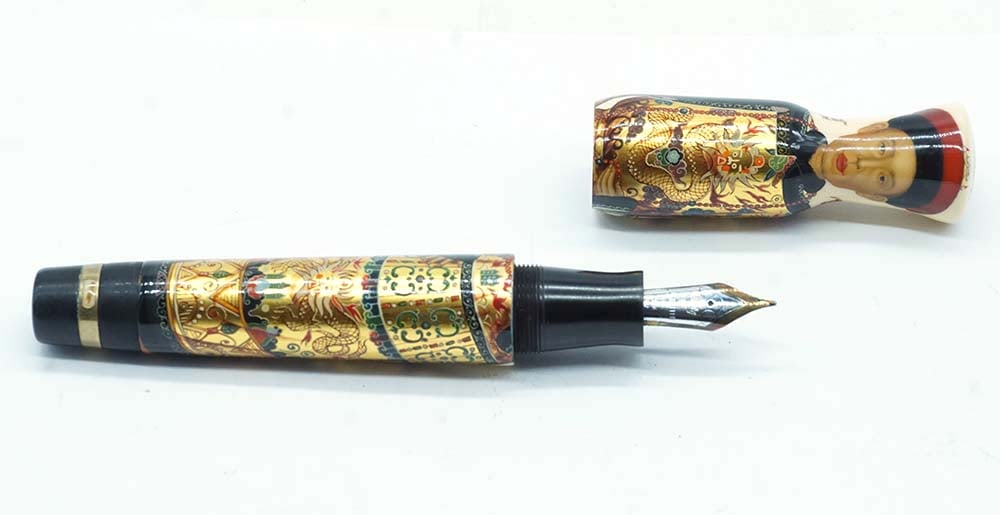 KRONE "CITÉ INDERDITE": Description française: KRONE "CITÉ INDERDITE" Stylo à plume Krone "Cité Interdite". Édition limitée 33/288. Plume en or 18k, taille M, à piston. Sans boîte. 