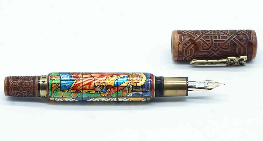 KRONE "SAINT PATRICK": Description française: KRONE "SAINT PATRICK" Stylo à plume Krone "Saint Patrick". Édition limitée Fountain Pen 51/288. Plume or 18k, taille F, à piston. Sans boîte. 