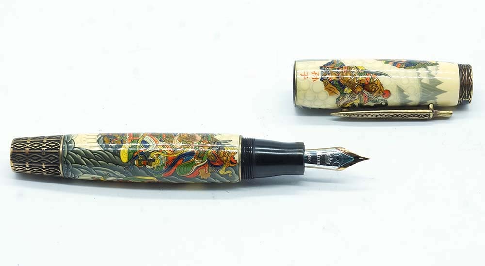 KRONE "ART OF WAR SUN TZU": Description française: KRONE "ART OF WAR SUN TZU" Stylo à plume Krone "Art of war Sun Tzu". Édition limitée Fountain Pen 52/288. Plume or 18k, taille F, à piston. Sans