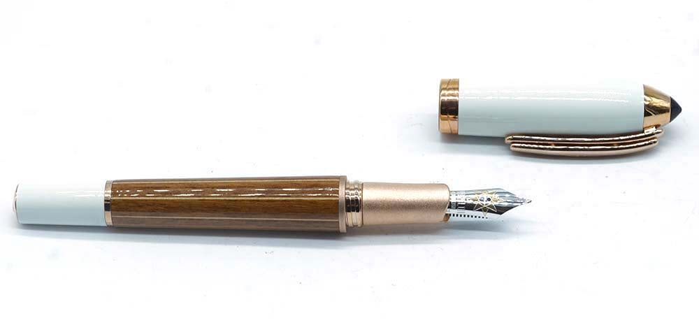 TIBALDI - RIVA: Description française: TIBALDI - RIVA Stylo à plume Tibaldi pour Riva, édition limitée 138/500, capuchon blanc. Plume or 18, taille M, à cartouches. Sans boîte. 