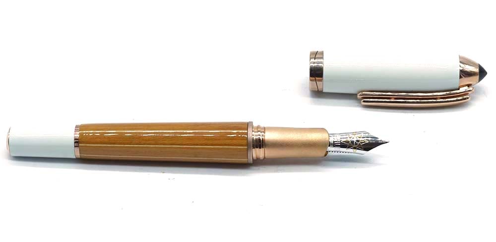 TIBALDI - RIVA: Description française: TIBALDI - RIVA Stylo à plume Tibaldi pour Riva, édition limitée 011/500, capuchon blanc. Plume or 18, taille M, à cartouches. Sans boîte. 