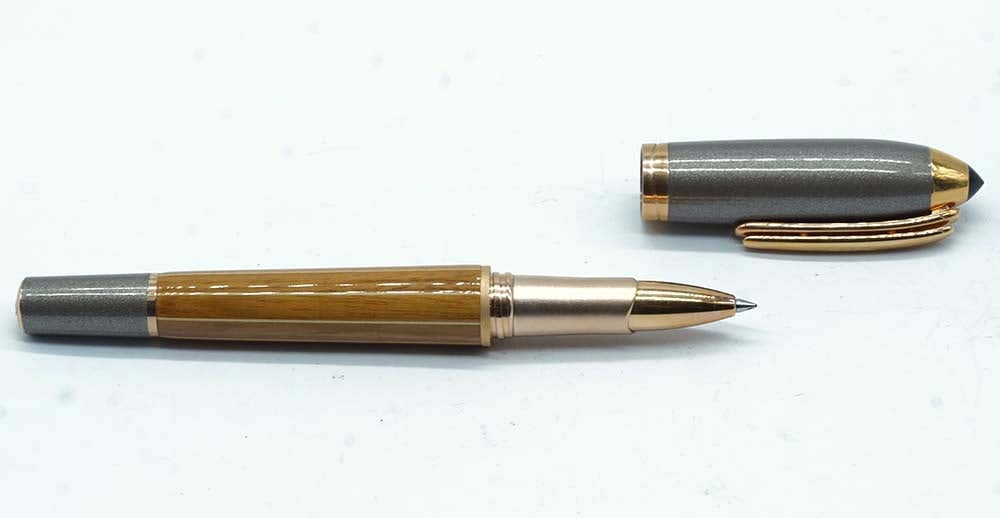 TIBALDI - RIVA: Description française: TIBALDI - RIVA Stylo à bille Tibaldi pour Riva, édition limitée 004/500, gris pailleté. Plume or 18, taille M, à cartouches. Sans boîte. 