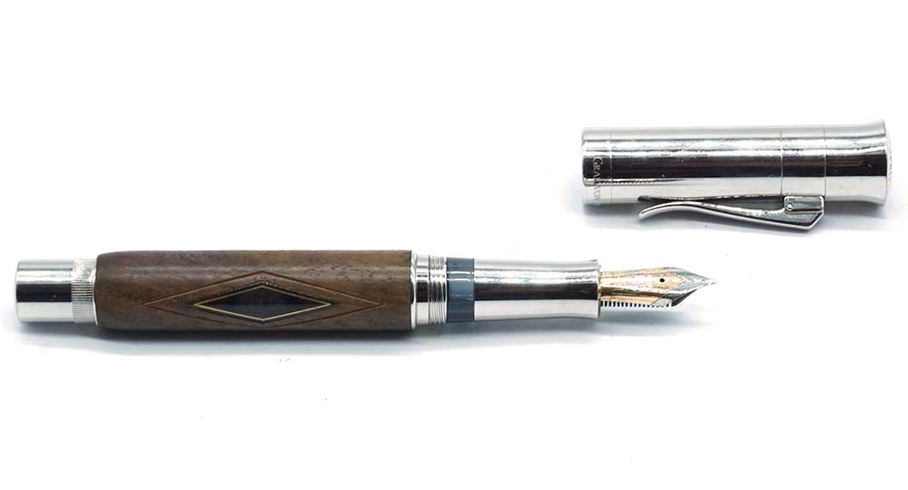 GRAF VON FABER-CASTELL "PEN OF THE YEAR 2010 - WALNUT WOODI": Description française: GRAF VON FABER-CASTELL "PEN OF THE YEAR 2010 - WALNUT WOODI" Stylo à plume Graff Von Faber-Castell "Pen of the Year 2010 - Walnut Wood". Plume or 18k, taille B,
