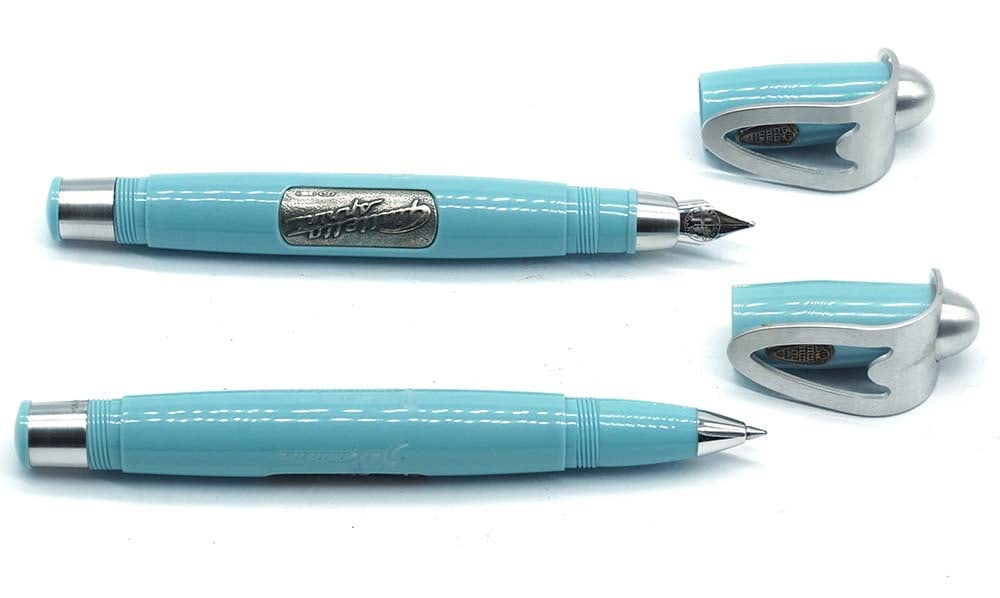 DELTA ALFA ROMEO "GIULIETTA APRINI 50TH ANNIVERSARY": Description française: DELTA ALFA ROMEO "GIULIETTA APRINI 50TH ANNIVERSARY" Ensemble d'un stylo à bille et d'un stylo à plume Delta en partenariat avec Alfa Romeo pour