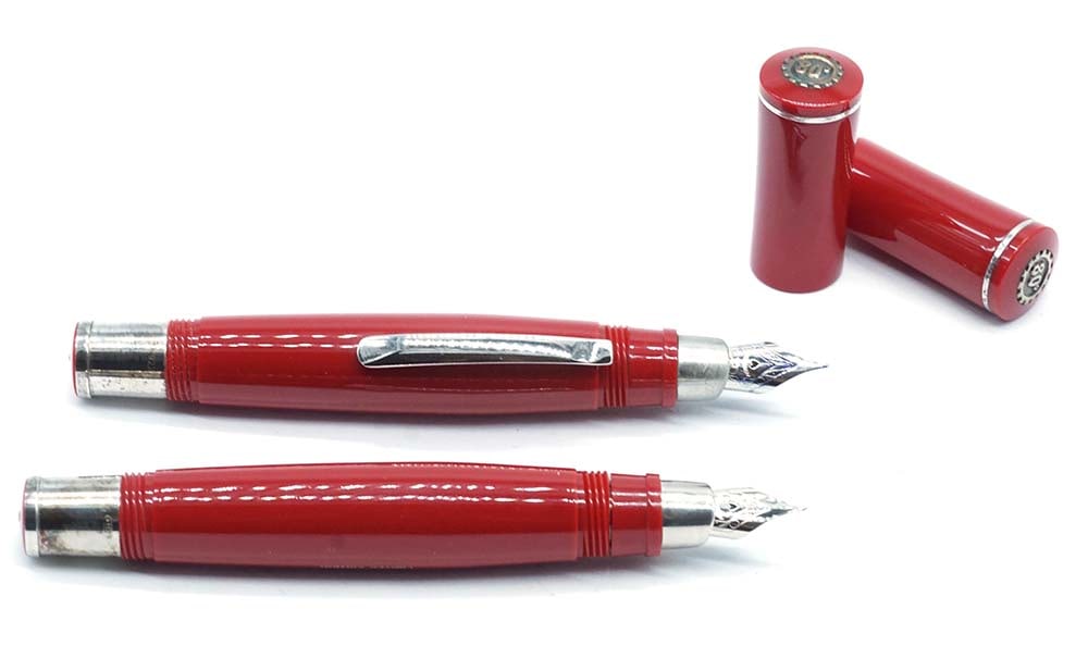 DELTA "80TH AUTODROMO DI MONZA": Description française: DELTA "80TH AUTODROMO DI MONZA" Ensemble d'un stylo à bille et d'un stylo à plume Delta en partenariat avec Alfa Romeo pour célébrer le 50ème