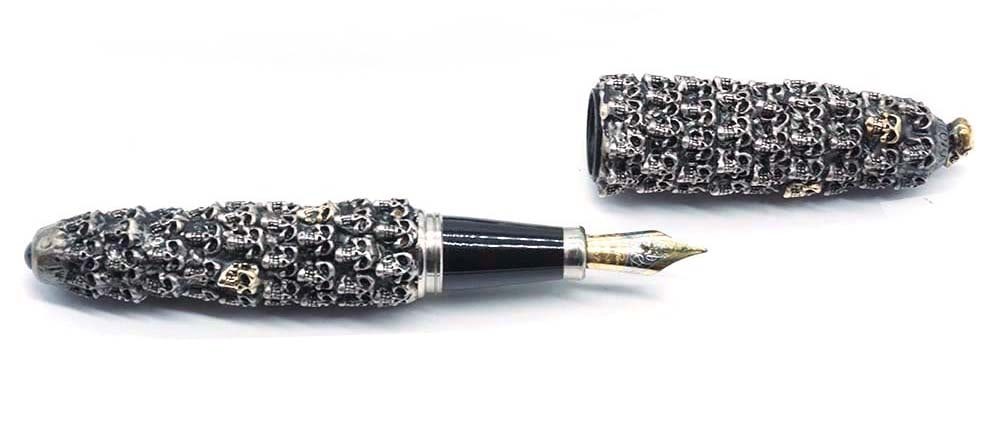 JEAN-PIERRE LÉPINE "SILVER AND GOLD SKULLS": Description française: JEAN-PIERRE LÉPINE "SILVER AND GOLD SKULLS" Stylo à plume Jean-Pierre Lépine "Silver and gold skulls", finition argentée. Plume or 18k, à