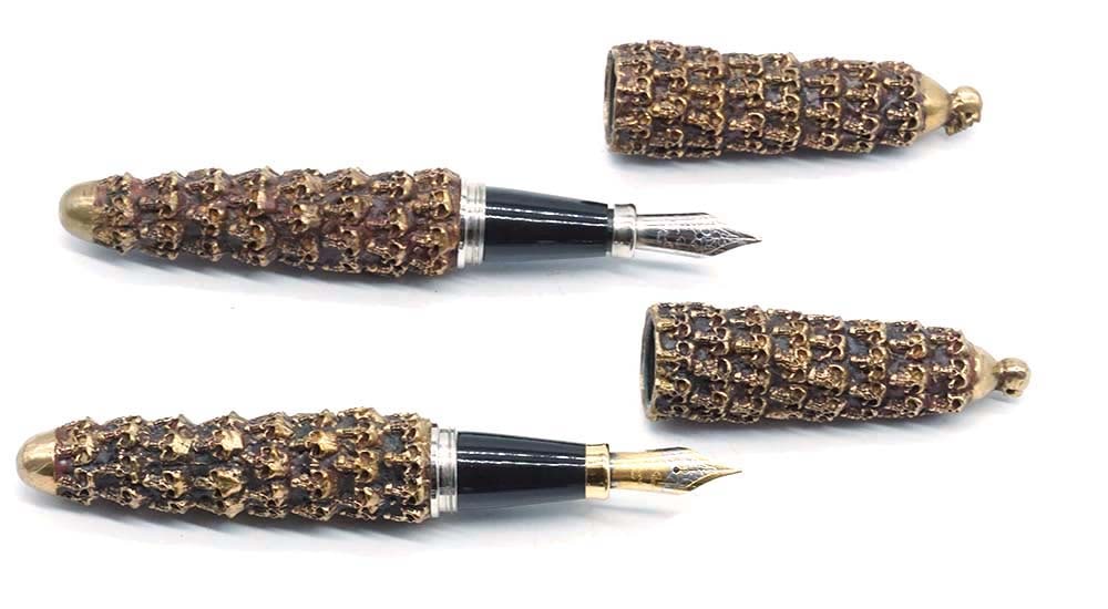 JEAN-PIERRE LÉPINE "SKULLS": Description française: JEAN-PIERRE LÉPINE "SKULLS" Ensemble de 2 stylos à plume Jean-Pierre Lépine "Skulls", finition doré-cuivré. Plume or 18k, à cartouches. Sans
