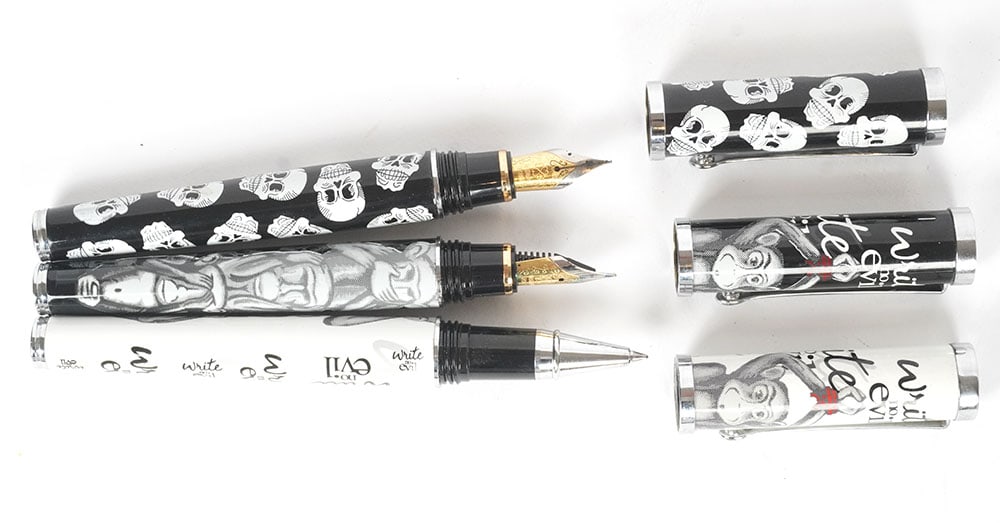 ZAC ZAGOORY - WRITE NO EVIL: Description française: ZAC ZAGOORY - WRITE NO EVIL Ensemble d'un stylo à bille et 2 stylos à plumes Zac Zagoory, notamment desgin "Write no evil" à décor des singes de la