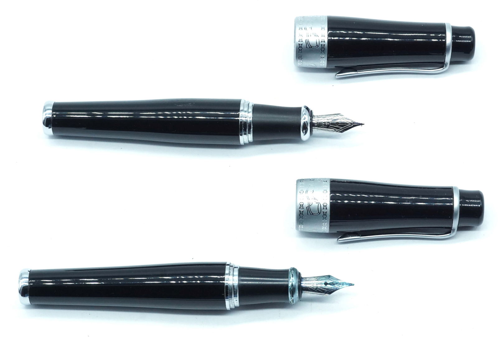 DUKE 2009 MEMORY CHARLIE CHAPLIN: Description française: DUKE 2009 MEMORY CHARLIE CHAPLIN Ensemble de 2 stylos à plume Duke 2009 "Memory Charlie Chaplin". À cartouches. Sans boîte. English Description: DUKE 2009 ME