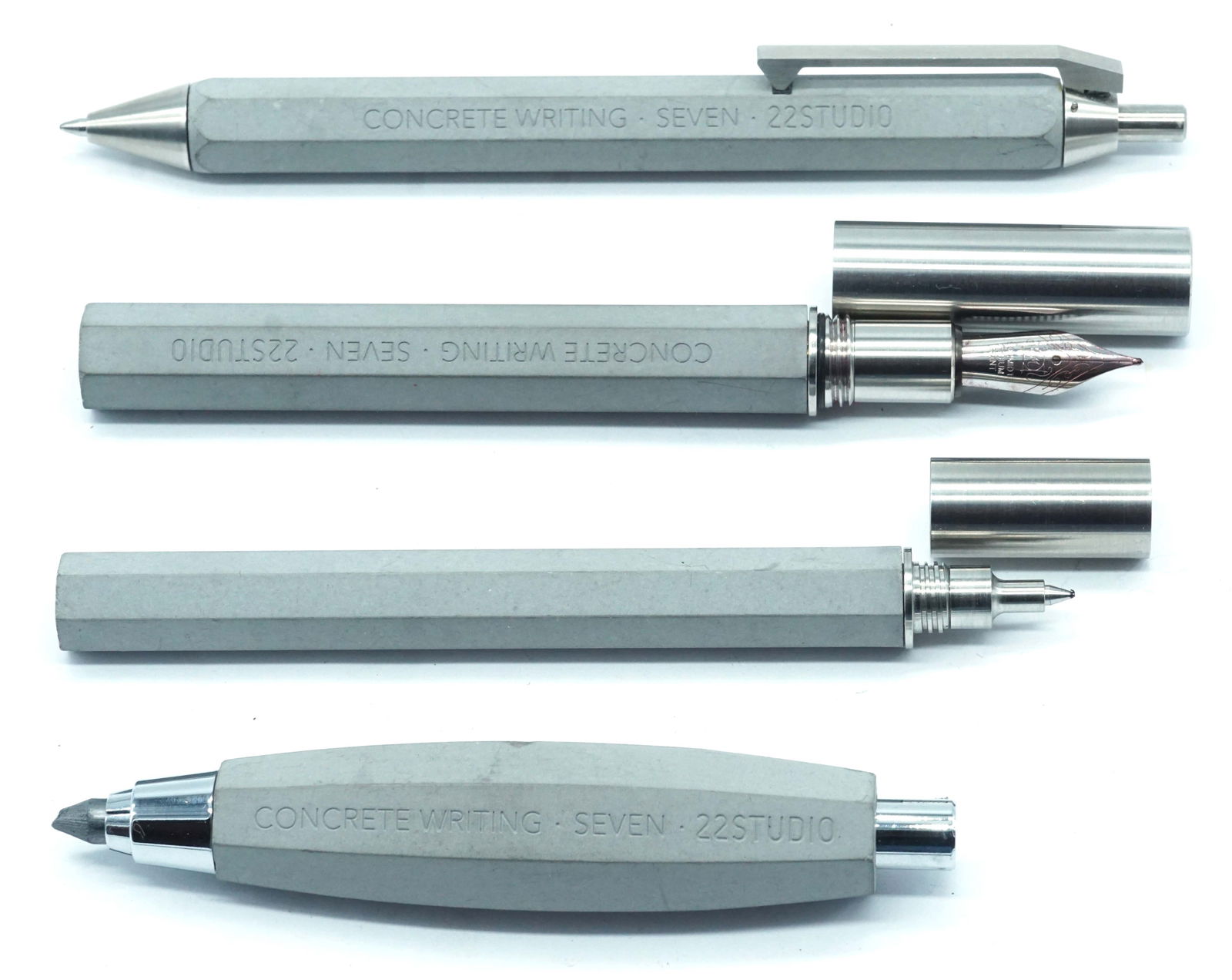 22 STUDIO "CONCRETE WRITING SEVEN": Description française: 22 STUDIO "CONCRETE WRITING SEVEN" Ensemble de stylos à porte-mine 22 Studio modèle "Concrete Writing Seven". Comprend : - 1 stylo à plume, à