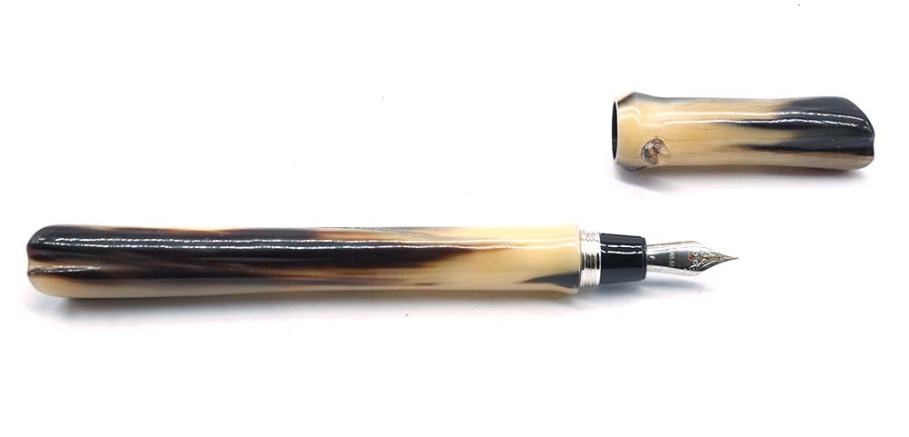 OPUS 88 "KATANA": Description française: OPUS 88 "KATANA" Stylo à plume Opus 88 de la série "Katana" Plume taille F, à cartouches. Sans boîte. English Description: OPUS 88