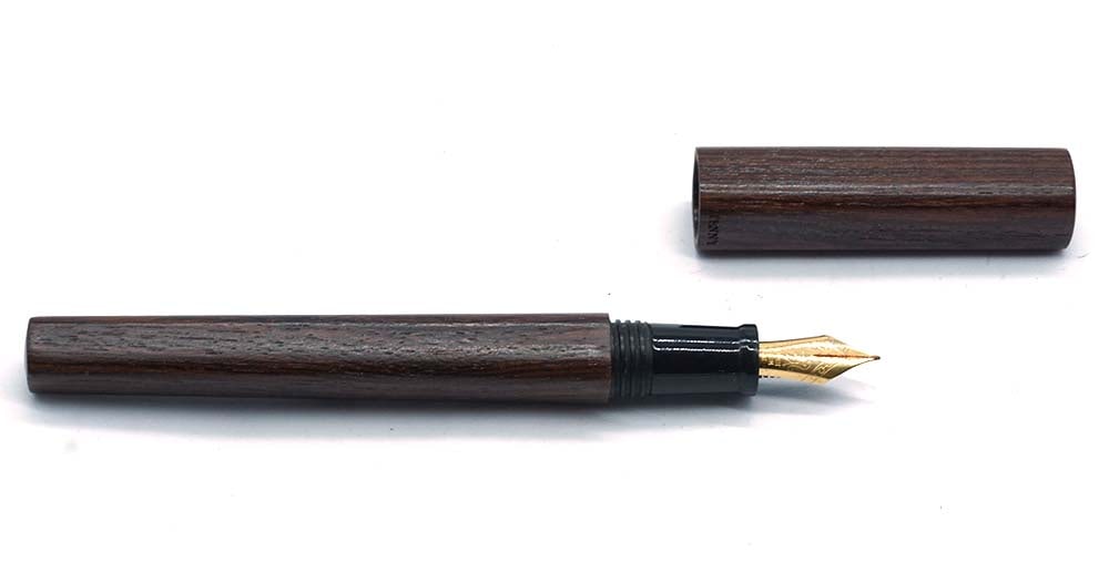 TENNY SQUARE ROUND FOUNTAIN PEN: Description française: TENNY SQUARE ROUND FOUNTAIN PEN Stylo à plune Tenny square roung foutain pen. Plume Schmidt Iridium Point. Sans boîte. English Description: TENNY SQUARE ROUND FOU