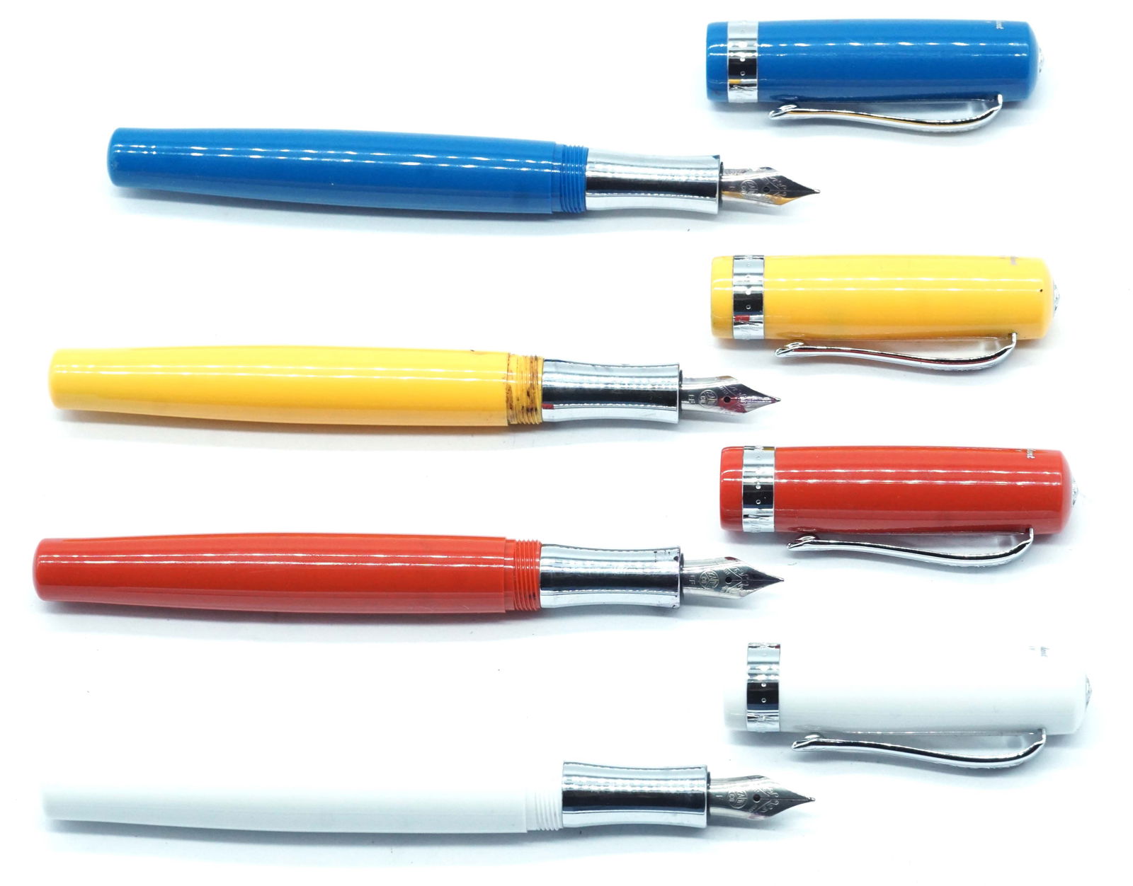 KAWECO STUDENT: Description française: KAWECO STUDENT Ensemble de 4 stylos à plume Kaweco Student, couleurs bleu blanc rouge et jaune. Plumes tailles EF (x2) et F (x2), à cartouches. Sans boîte.