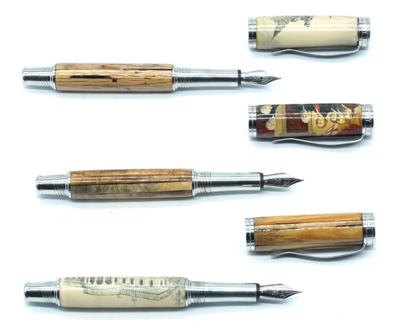 EAGLE PEN COMPANY: Description française: EAGLE PEN COMPANY Ensemble de 3 stylos plume Eagle Pen Company, collection 1776. Plumes taille M, à cartouches. Sans boîte. English Description: EAGLE PEN