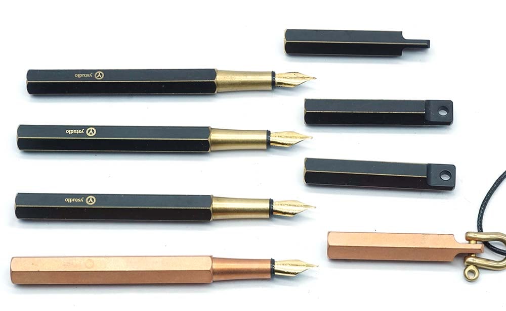 YSTUDIO CLASSIC REVOLVE: Description française: YSTUDIO CLASSIC REVOLVE Ensemble de 4 stylos à plume Ystudio Classic Revolve, corps facetté couleur noir et un cuivré. À cartouches. Sans boîte. 