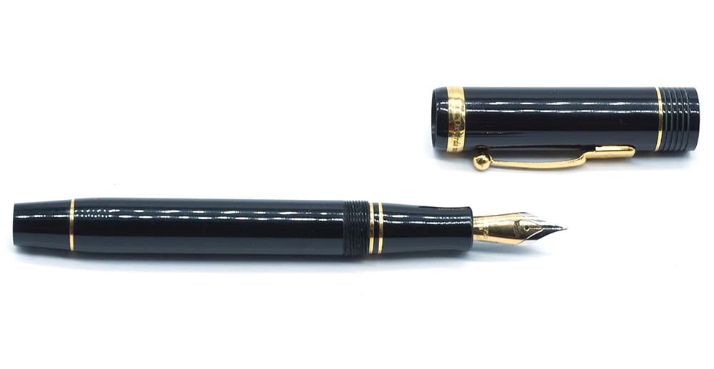 CONWAY STEWART "KINGSMAN": Description française: CONWAY STEWART "KINGSMAN" Stylo à plume Conway Stewart "Kingsman", avec mention du film "Oxfords, pas de brogues". Plume or 18k, taille M, à cartouches. Sans