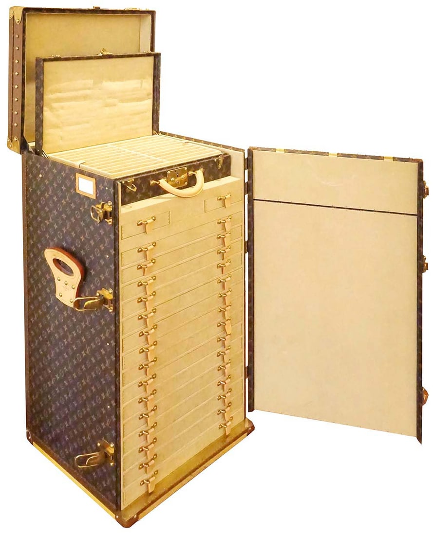 LOUIS VUITTON - MALLE À STYLOS / PEN TRUNK: Description française: LOUIS VUITTON - MALLE À STYLOS Exceptionnelle malle à stylos à 17 tiroirs, numéro de série AAS50112. Gainée de toile enduite
