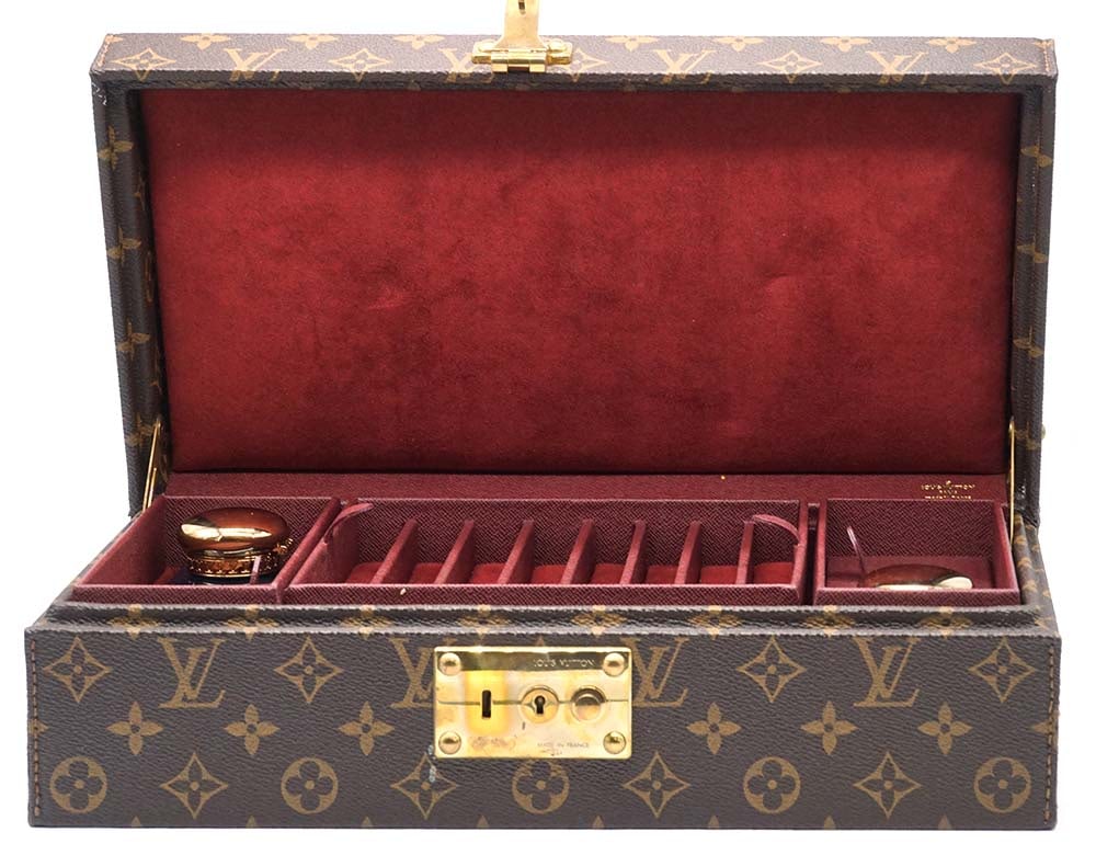 LOUIS VUITTON - BOÎTE À STYLOS / PEN CASE: Description française: LOUIS VUITTON - BOÎTE À STYLOS Boîte à stylos Louis Vuitton, gainée de toile enduite monogrammée Louis Vuitton, garnitures en laiton.