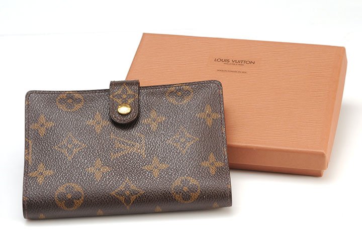 LOUIS VUITTON: Monogram leather agenda cover, 3 slots for credit cards, two interior pockets, six gold tone rings, press stud fastener with pen holder. With box.