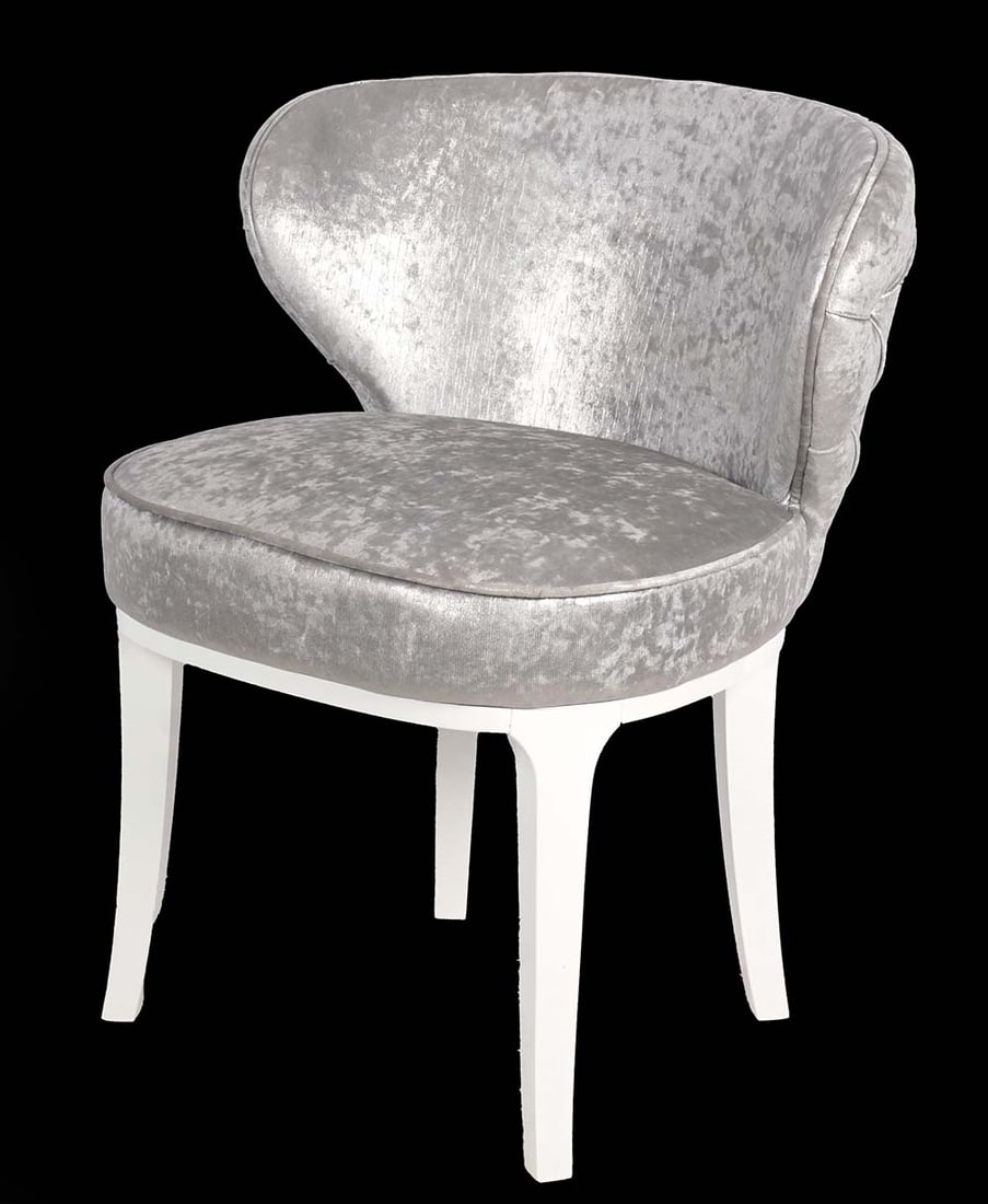 VISIONNAIRE: VISIONNAIREChaise Visionnaire, tissu argenté.Marque "V" de la manufacture au dos du dossier incurvé.Hauteur : 78 cm (30.7"), largeur : 64 cm (25.2"), profondeur : 60 cm (23.6")