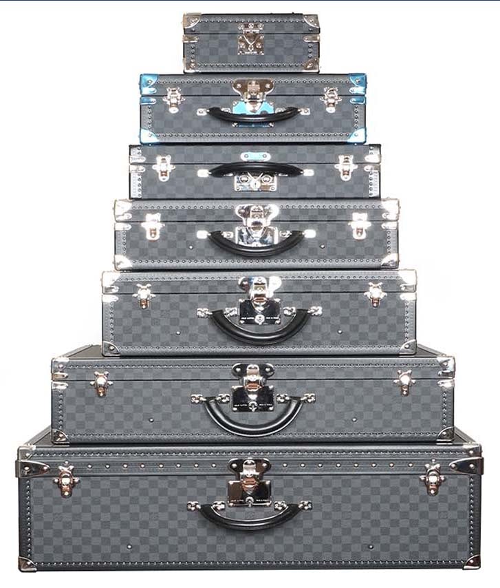 LOUIS VUITTON - MALLE PYRAMIDE /TRUNK PYRAMID: LOUIS VUITTON - MALLE PYRAMIDEPyramide de 6 malles et mallettes Louis Vuitton en toile Monogram Eclipse.Grande version de la pyramide à 4 malles imaginée par Nicolas Ghesquière à l