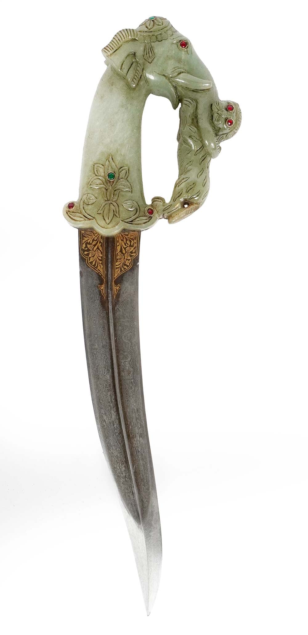 KHANJAR, XIXe / 19th c.: KHANJAR MOGHOLE INDO-PERSE, XIXeDague khanjar moghole indo-perse, poignée en jade vert pâle, matériau prisé pour sa symbolique de noblesse et d’éternité. Celle-ci