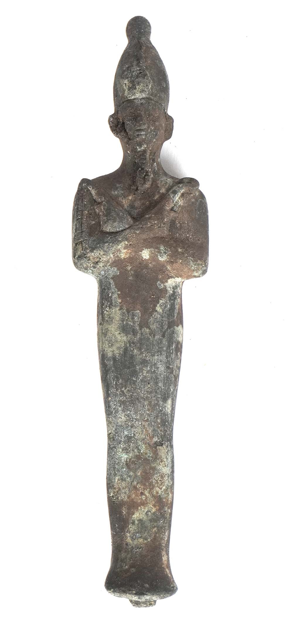ÉGYPTE, 600-300 AV JC / EGYPT, 600–300 BC: ÉGYPTE, 600-300 AV JCFigurine en bronze représentant Osiris, dieu des morts, de la résurrection, de la fertilité et de l'agriculture.Dimensions : 18,5 × 4 × 3 cm (7.3" &#