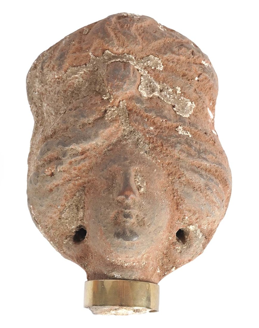 GRÉCO-ROMAIN, 100 AV JC -100 AP JC / GRECO-ROMAN, 100 BC – 100 AD: GRÉCO-ROMAIN, 100 AV JC -100 AP JCTête d'Isis en terre cuite greco-romaine.Déesse égyptienne de la magie, maternité et fertilité, épouse d'Osiris et mère