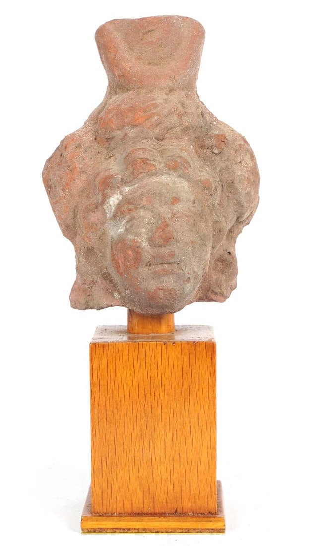 GRÉCO-ROMAIN, 100 AV JC -100 AP JC / GRECO-ROMAN, 100 BC – 100 AD: GRÉCO-ROMAIN, 100 AV JC -100 AP JCTête d'Isis en terre cuite greco-romaine.Déesse égyptienne de la magie, maternité et fertilité, épouse d'Osiris et mère