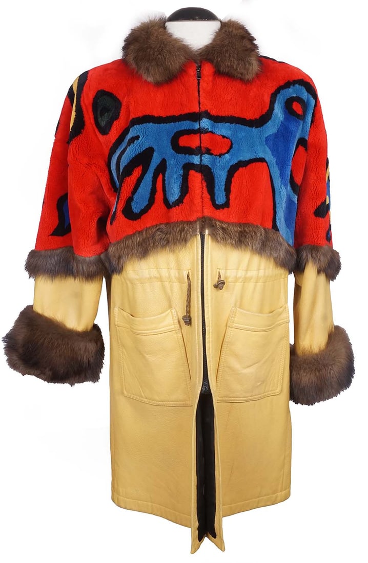 D'ARCY MOSES - ARTISANAT PREMIÈRES NATIONS / NATIVE CRAFTS: Description française: D'ARCY MOSES - ARTISANAT PREMIÈRES NATIONS Manteau D'Arcy Moses, créateur de mode autochtone canadien originaire des Territoires du Nord-Ouest. Fourrure et cuir, riche