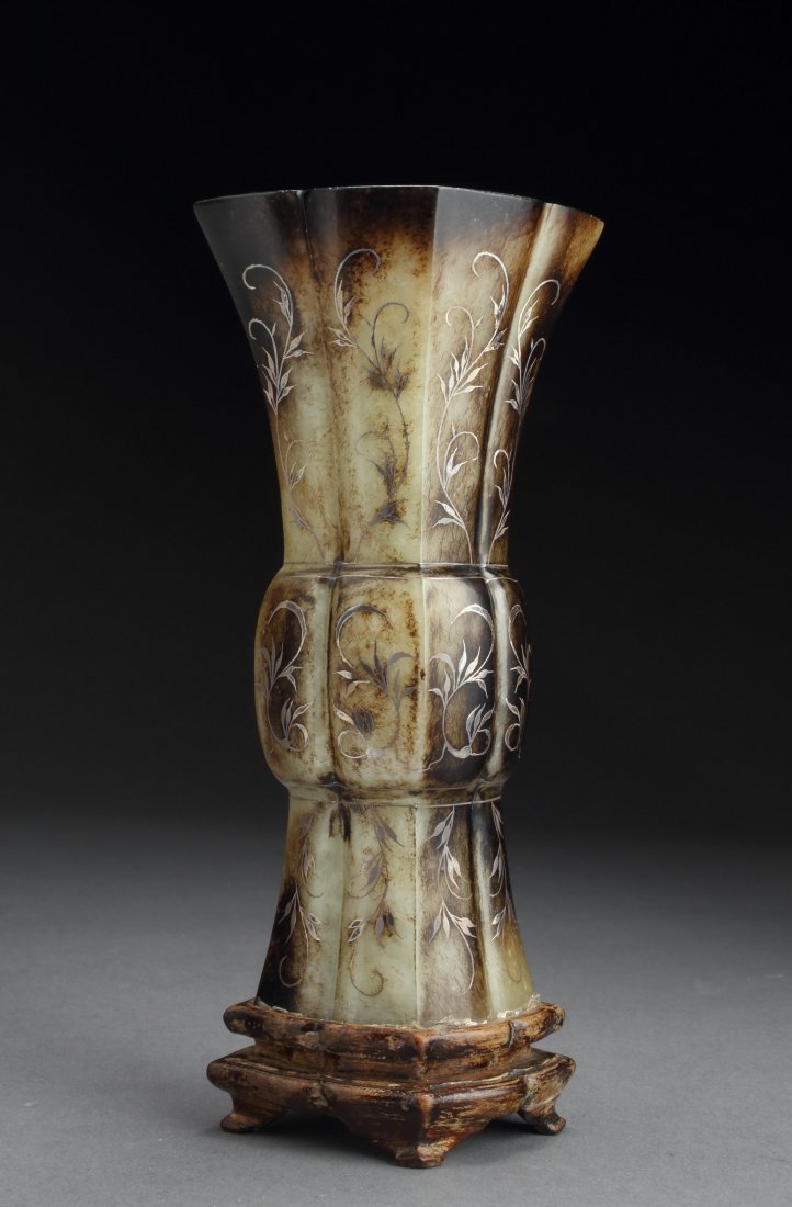 FINE & ANTIQUE JADE GU VASE - Prominent: FROM A PROMINENT CANADIAN FAMILY [LOTS 1100, 1101, 1105, 1108, 1115, 1116, 1118, 1122, 1127, 1227, 1228, 1308-1310, 1316, 1317, 1551-1556] ANTIQUE CARVED JADE GU VASE CHINA Wood stand included. H: 15c