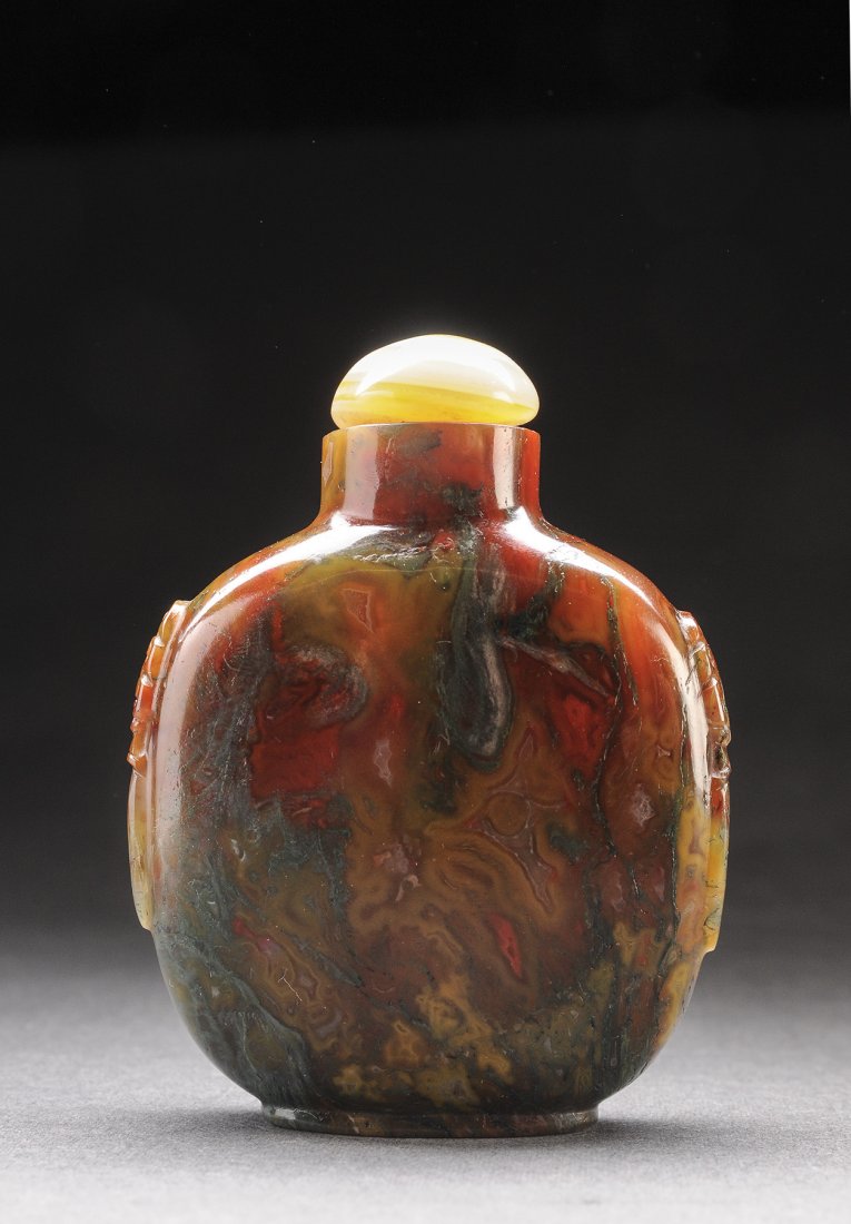 FINE & ANTIQUE CHALCEDONY SNUFF BOTTLE - Ms. X.: COLLECTION OF SNUFF BOTTLES AND CHINESE EXPORT SILVER OF MADAME X. [LOTS 1212, 1225, 1500, 1501, 1504-1549, 1574-1577] ANTIQUE MOSS CHALCEDONY SNUFF BOTTLE CHINA Masterfully hollowed. Carved mask hand