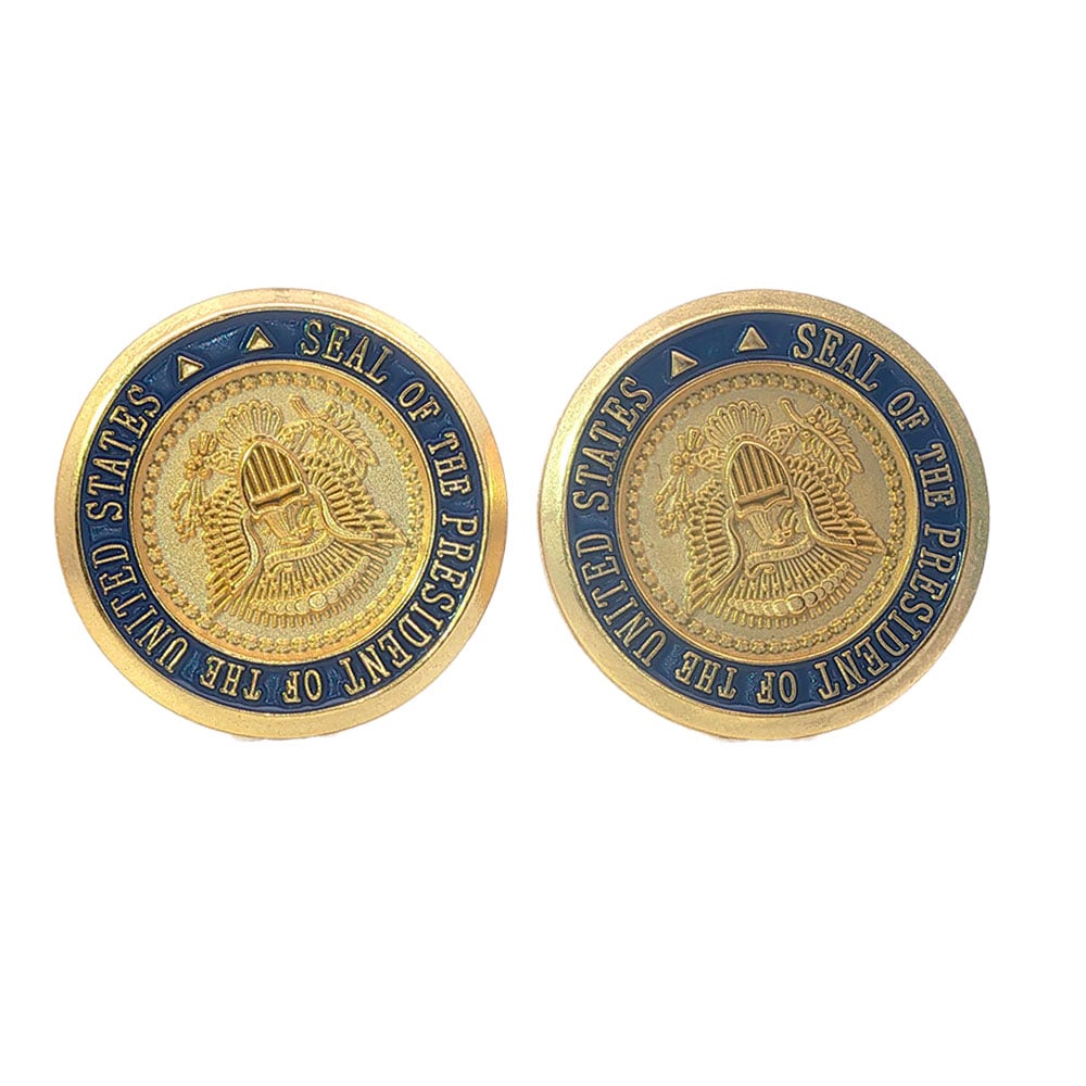 BOUTONS DE MANCHETTE / CUFFLINKS: Description française: BOUTONS DE MANCHETTE Boutons de manchette "Seal of The President of The United States" en métal doré English Description: CUFFLINKS "Seal of the President of the