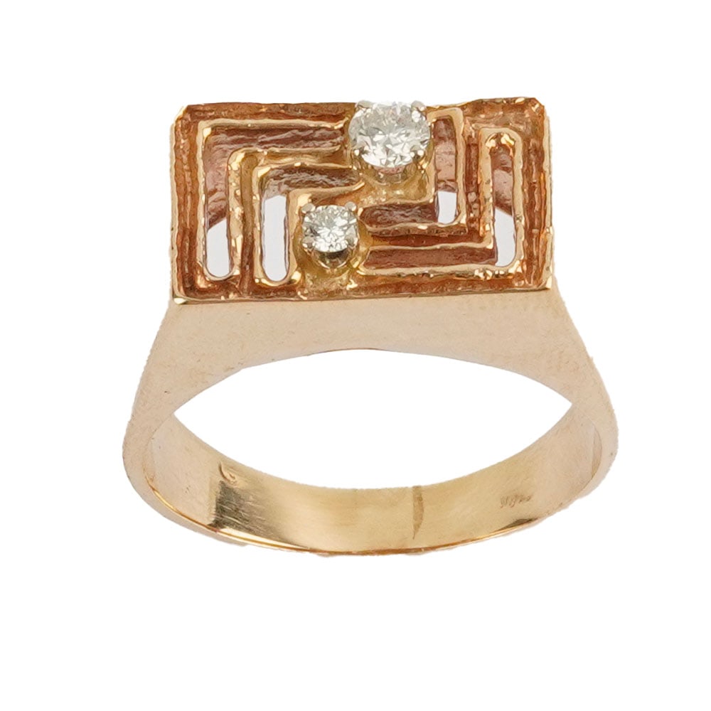 OR 10K, DIAMANTS / 10K GOLD, DIAMONDS: Description française: OR 10K, DIAMANTS / 10K GOLD, DIAMONDS Bague en or jaune 10K sertie de deux diamants pesant approximativement 0.20 ct au total. Poids brut: 8.8 g Taille: 10.5 US English Des