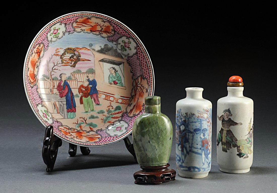 FINE MANDARIN-PALETTE FAMILLE ROSE PORCELAIN SAUCER CHI: FINE MANDARIN-PALETTE FAMILLE ROSE PORCELAIN SAUCER CHINA. QIANG DYNASTY British Antique Dealers Association label. Also included : tree snuff-bottles. D (Coupe) : 13.5cm – 5 2/8’’