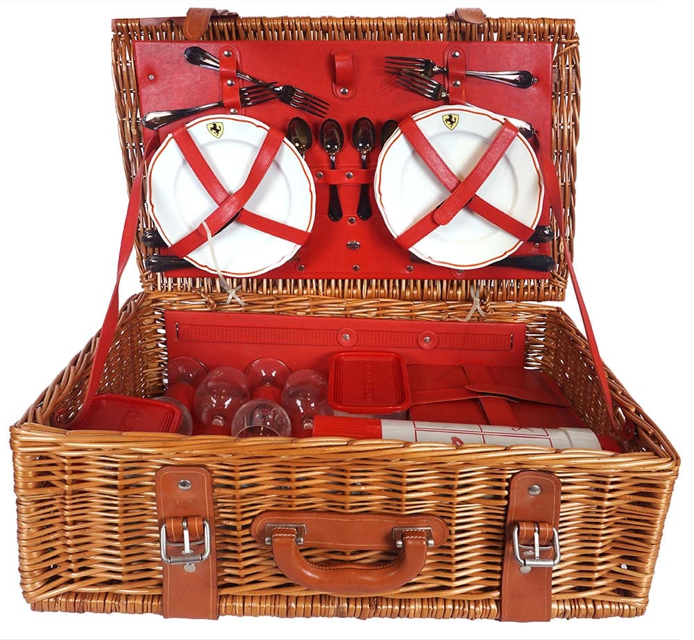 FERRARI - PANIER DE PIQUE-NIQUE / PICNIC BASKET: Description française: FERRARI - PANIER DE PIQUE-NIQUE Panier de pique-nique Ferrari pour 4 personnes, pièce de collection rare, comprenant : - 4 assiettes en porcelaine Richard Ginori - 4 f