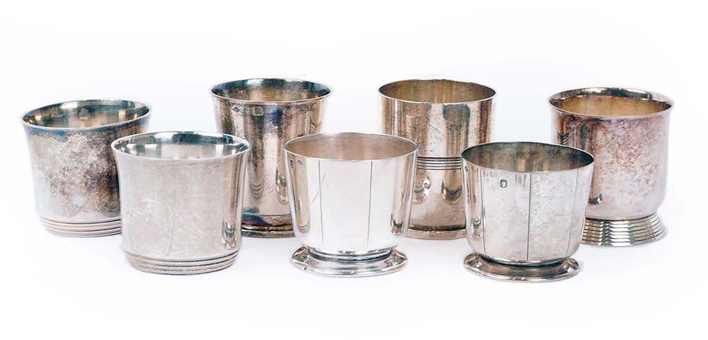 Jean-Émile PUIFORCAT (1879-1945): Description française: Jean-Émile PUIFORCAT (1879-1945), ARGENT 950 Ensemble de sept petits coquetiers Art Déco en argent conçus par Jean-Émile Puiforcat. Poinçon fran