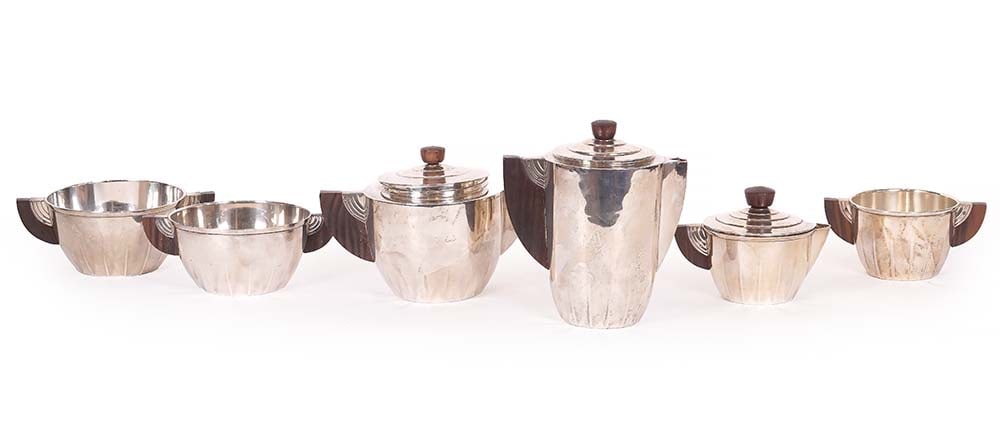 INTERNATIONAL STERLING: Description française: INTERNATIONAL STERLING Service à thé en argent sterling Art Déco, anses en bois, décor rectilignes. Mention "International sterling" sous chacune des