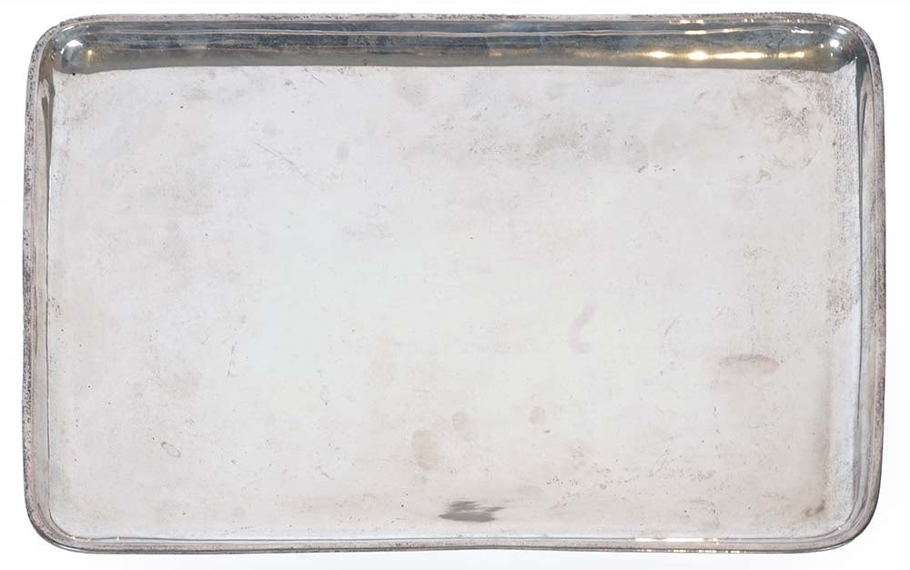 ARGENT STERLING / STERLING SILVER: Description française: ARGENT STERLING Plateau en argent sterling, forme rectangulaire aux coins arrondis, style épuré. Mention "sterling" sous la bordure. Poids : 912,7 g Dimensions :