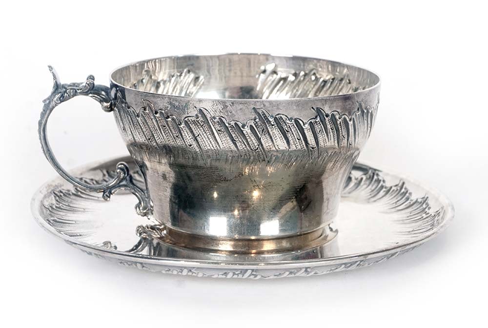 Henri SOUFFLOT (1884-1910): Description française: Henri SOUFFLOT (1884-1910), ARGENT 950 Tasse et sa sous-tasse en argent conçue par Henri Soufflot, riche décor repoussé de volutes et de fleurs dans le
