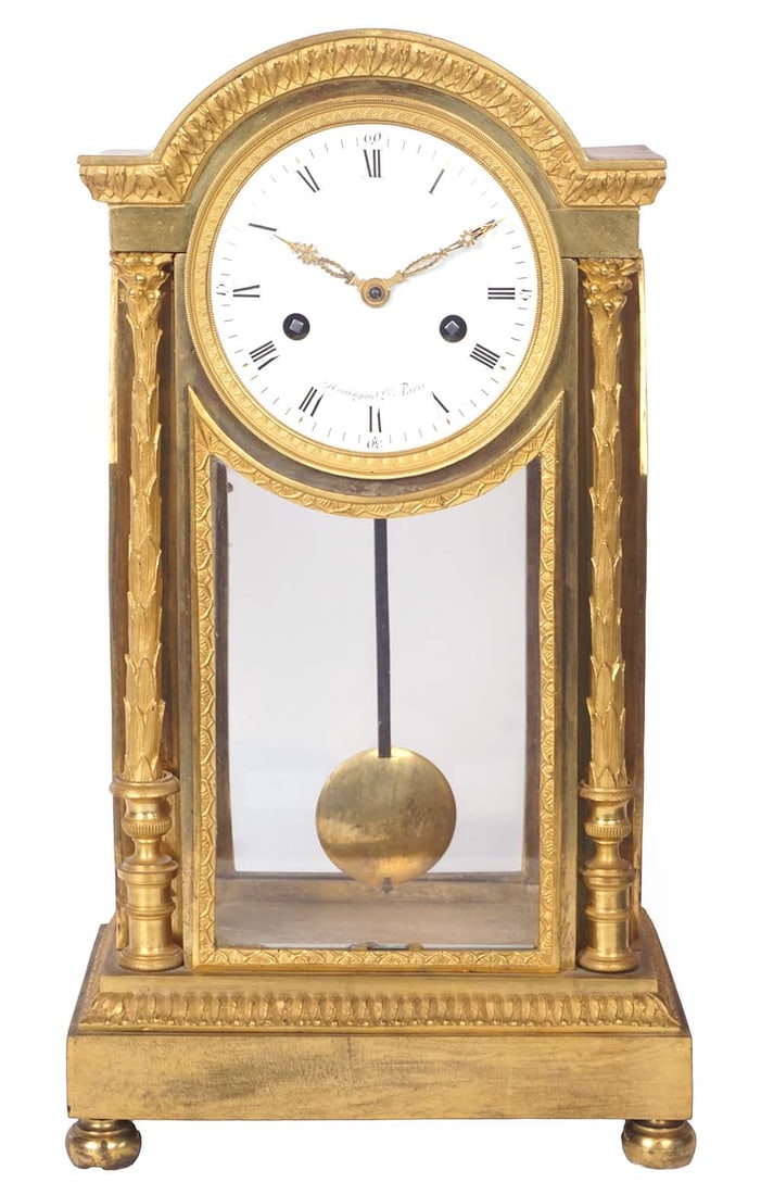 ÉPOQUE EMPIRE / EMPIRE PERIOD, ARMINGAUD L'AÎNÉ À PARIS: Description française: ÉPOQUE EMPIRE, ARMINGAUD L'AÎNÉ À PARIS Pendule portique d'époque Empire en bronze ciselé et doré, cadran émaillé à