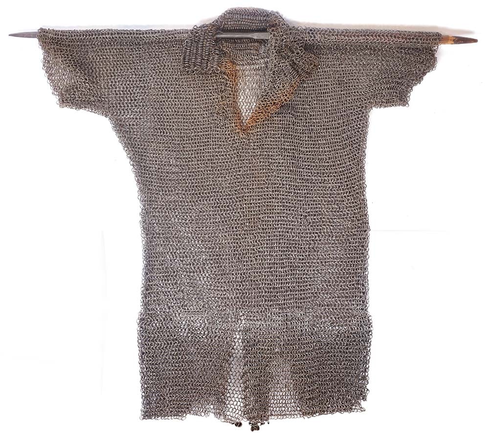COTTE DE MAILLE STYLE MÉDIÉVAL / MEDIEVAL CHAINMAIL: Description française: COTTE DE MAILLE STYLE MÉDIÉVAL Cotte maille style médiéval en anneau d’acier sur lance. Dimensions approximatives : 93 x 88 cm (36.6" x 34.6") Longueur de la lance :