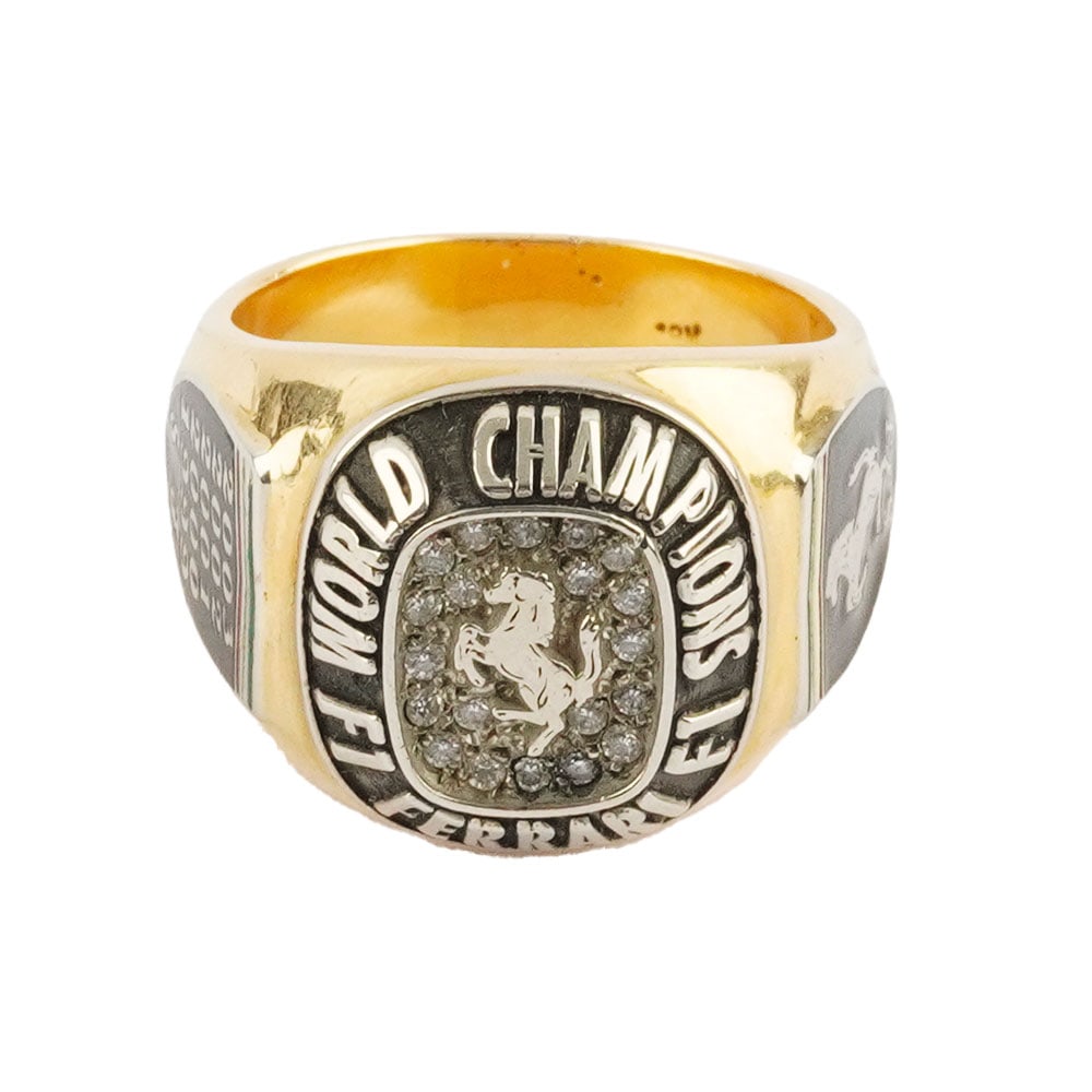 OR 18K / WORLD CHAMPIONS FERRARI: Description française: OR 18K / WORLD CHAMPIONS FERRARI Bague Ferrari en or 18K, championne du monde 1999-2003 Poids brut: 27.3 g Taille: 9.25 US English Description: 18K GOLD / WORLD CHAMPIONS