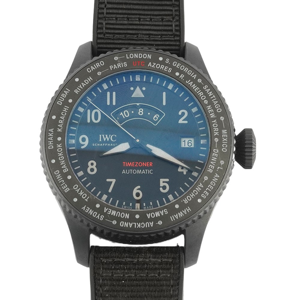 IWC TIMEZONER TOP GUN UTC: Description française: IWC TIMEZONER TOP GUN UTC Montre IWC Schaffhausen Timezoner Top Gun UTC Automatic, boîtier en ceratanium de, cadran noir, chiffres arabes appliqués pour les