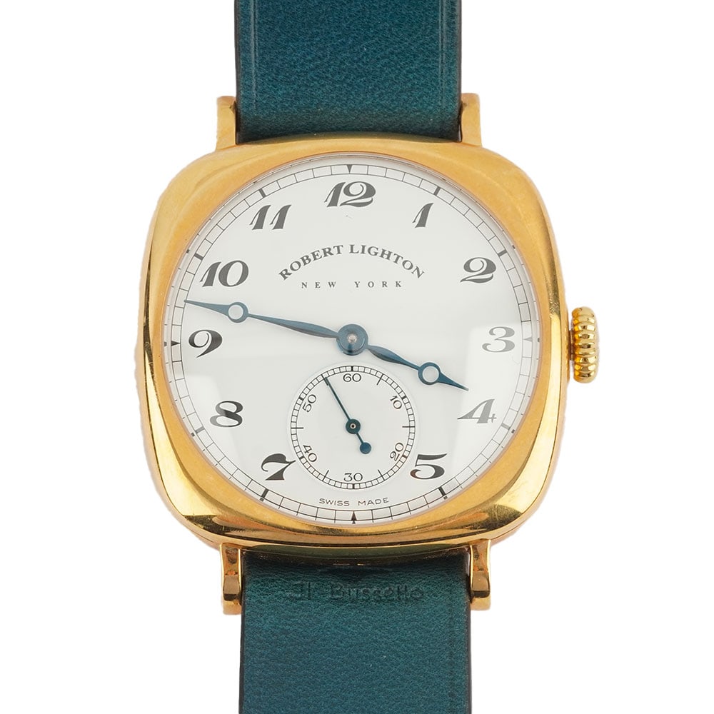 ROBERT LIGHTON: Description française: ROBERT LIGHTON Montre Robert Lighton New York, boîtier en or jaune 18K de 39 x 39 mm, cadran blanc, chiffres arabes appliqués pour les heures, seconde à 6